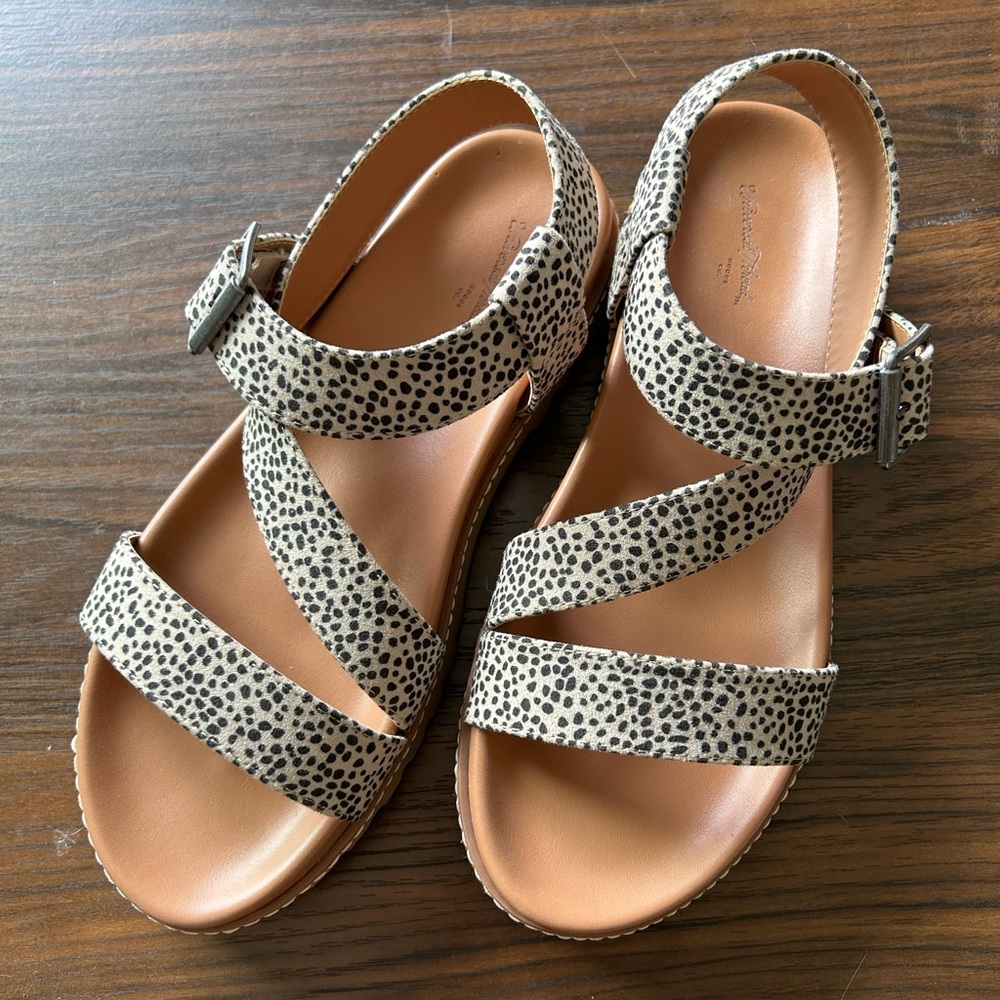 Universal Thread Sandals